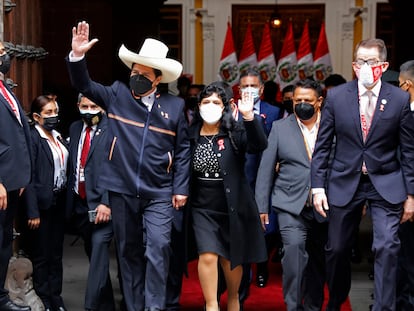 O presidente do Peru, Pedro Castillo, chega ao Congresso de mãos dadas com a esposa, Lilia Paredes, para jurar o cargo na quarta-feira. Em vídeo, Castillo designa um radical da esquerda peruana como primeiro-ministro.