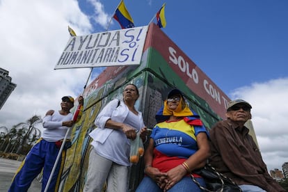 Un hombre sostiene un cartel con el lema "Ayuda humanitaria sí o sí", durante la manifestación a favor de la entrada de provisiones al territorio, este sábado en Caracas.