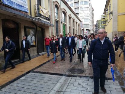 Pedro Sánchez en un paseo por Logroño este Viernes Santo.
 