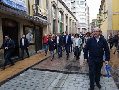 Pedro Sánchez en un paseo por Logroño este Viernes Santo.
 