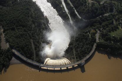 Desembalse de agua en la presa de El Gergal (Sevilla) durante las inundaciones del pasado diciembre.