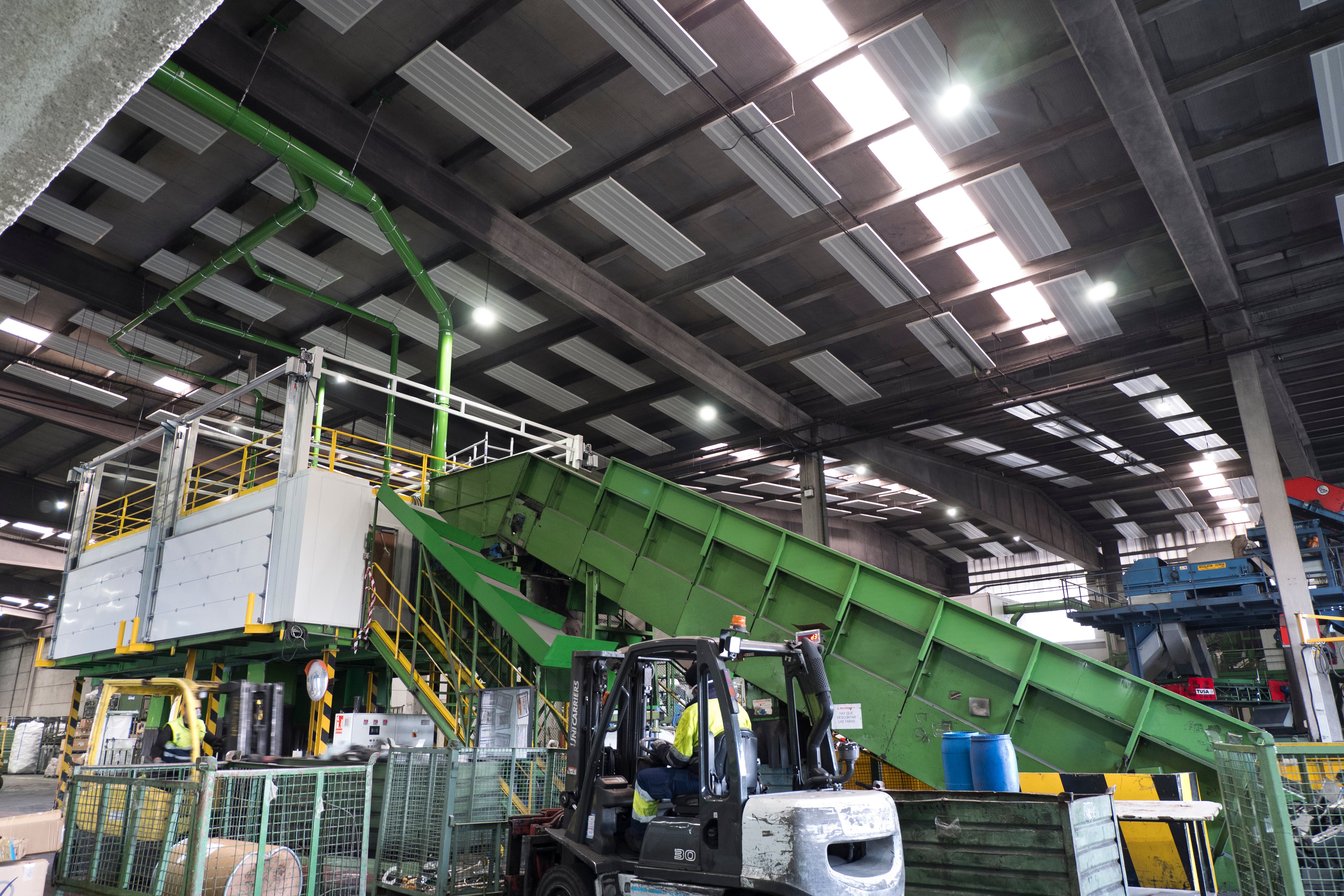 Un operario en una línea de tratamiento de la planta de Recyberica Ambiental, en Torrejón de Ardoz (Madrid).
