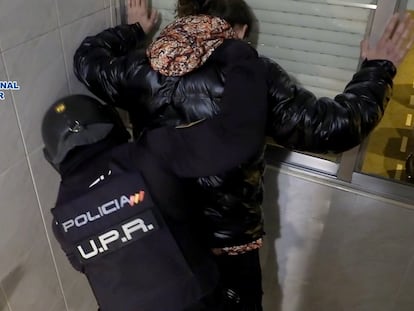 Uno de los detenidos en la operación policial contra bandas juveniles violentas.