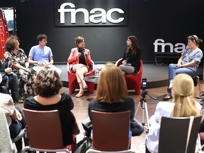 La escritora Elvira Lindo participa en el Club de lectura de EL PAÍS.