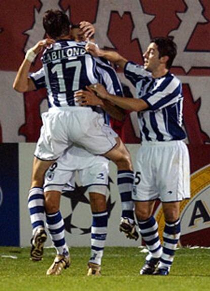 Gabilondo festeja su gol abrazándose a Kovacevic en presencia de Nihat.