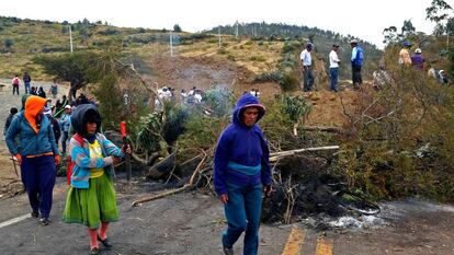 Grupo de indígenas bloqueia uma estrada em ato de protesto.
