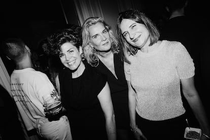 Beatriz Ramos, PR manager de Loewe, Estefanía del Val, y Raquel Peláez, subdirectora de S Moda.