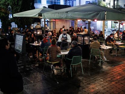 Varias personas toman el aperitivo en una terraza de la Plaza de Santa Ana.