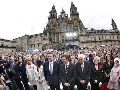 Celebración de la llegada de Feijóo a la Xunta. De izquierda a derecha, Ruiz Gallardón, el alcalde de Santiago Sánchez Bugallo, Pilar Rojo, Esperanza Aguirre, Elvira Fernández con Mariano Rajoy, Núñez Feijóo, su padre Saturnino, su madre Sira, su novia en 2009 (Chinny Gámez), su hermana Micaela y la hija de ésta.