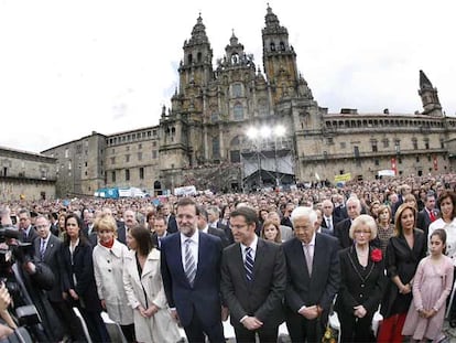 Celebración de la llegada de Feijóo a la Xunta. De izquierda a derecha, Ruiz Gallardón, el alcalde de Santiago Sánchez Bugallo, Pilar Rojo, Esperanza Aguirre, Elvira Fernández con Mariano Rajoy, Núñez Feijóo, su padre Saturnino, su madre Sira, su novia en 2009 (Chinny Gámez), su hermana Micaela y la hija de ésta.