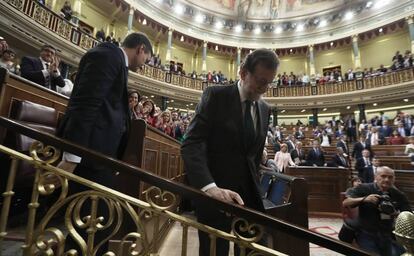 Mariano Rajoy se marcha del Congreso tras felicitar a Pedro Sánchez, nuevo presidente de España, este viernes 