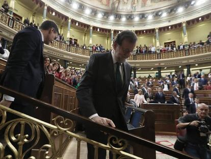 Mariano Rajoy se marcha del Congreso tras felicitar a Pedro Sánchez, nuevo presidente de España, este viernes 