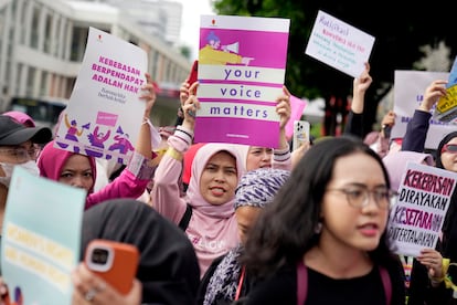Decenas de mujeres este viernes durante la celebración del Día Internacional de la Mujer, en Jakarta (Indonesia). 