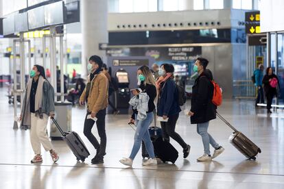 Malaga (España) 15/03/2020 Reportaje en las instalaciones del Aeropuerto de Malaga y el centro historico sobre el estado de alarma decretado por el Gobierno por la crisis del coronavirus (Covid-19). En las fotografias, varios pasajeros con maletas en la terminal T3 y vistas de calles vacias del centro historico.
Foto: Garcia-Santos