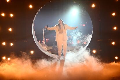 La cantante Rosa Linn actúa representando a Armenia durante la primera semifinal del Festival de Eurovisión 2022, en el pabellón Pala Alpitour de Turín. 