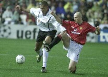 Carew y Stam pugnan por la pelota, ayer en Mestalla.