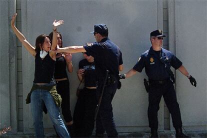 La policía detiene a dos jóvenes en el centro de inmigrantes de la Zona Franca, en Barcelona.