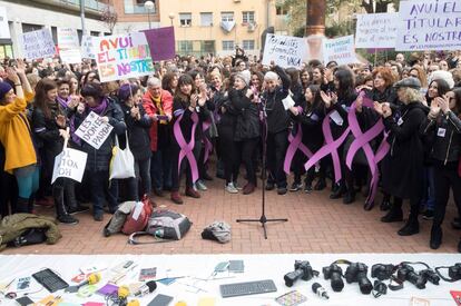 Concentraci&oacute;n en los Jardines Montserrat Roig de Barcelona con motivo de la huelga del 8M 