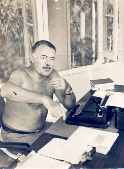 Ernest Hemingway ante su mquina de escribir.