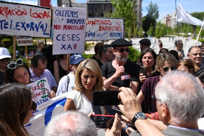 La vicepresidenta segunda, Yolanda Díaz, durante una protesta de los trabajadores de la Corporación de Radio e Televisión de Galicia (CRTVG), frente al Senado, este martes.