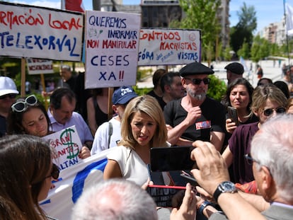 La vicepresidenta segunda, Yolanda Díaz, durante una protesta de los trabajadores de la Corporación de Radio e Televisión de Galicia (CRTVG), frente al Senado, este martes.