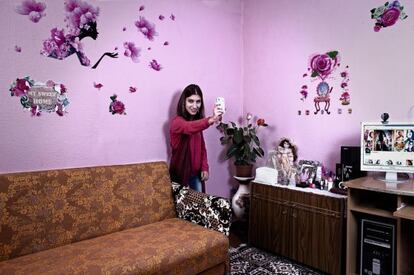 Victoria Bodean, de 15 años, en el cuarto de la casa en Straseni, a 30 kilómetros de Chisinau, la capital de Moldavia.