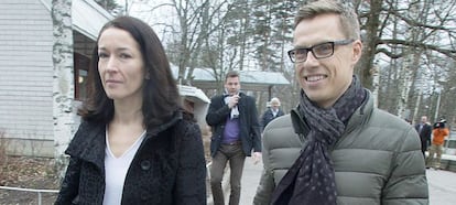 El primer ministro finland&eacute;s, Alexander Stubb, cuando ha ido a votar junto a su esposa Suzanne Innes-Stubb en la ciudad de Espoo.
 