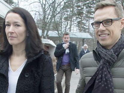El primer ministro finland&eacute;s, Alexander Stubb, cuando ha ido a votar junto a su esposa Suzanne Innes-Stubb en la ciudad de Espoo.
 
