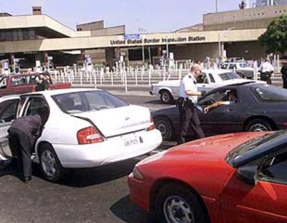 Agentes de EE UU vigilan los coches que quieren cruzar la frontera por Tijuana, el pasado 11 de septiembre.