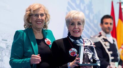 La alcaldesa de Madrid, Manuela Carmena y la actriz Concha Velasco en la entrega de la Medalla de Oro. 