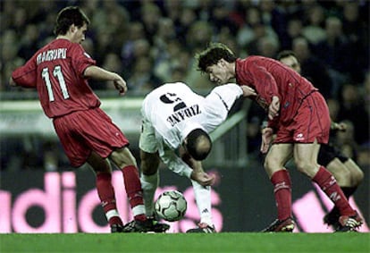 Zidane cae trompicado entre Aramburu y Xabi Alonso en el Real Madrid-Real Sociedad.