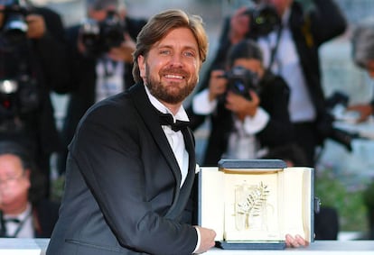 El director sueco Ruben &Ouml;stlund posa con la Palma de Oro del festival de Cannes.