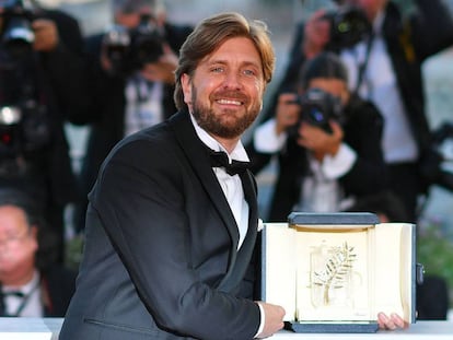 El director sueco Ruben &Ouml;stlund posa con la Palma de Oro del festival de Cannes.