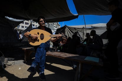 Ismail Daoud, de 45 años, que enseña a tocar el laúd, sostiene que la guerra ha despojado a la gente de su creatividad e imaginación, y que sus vidas se han reducido a conseguir lo básico, como comida y agua. El arte es una vía de escape y un recordatorio de una humanidad más amplia, asegura. "El instrumento representa el alma del intérprete", dice.

En la fotografía, Daoud toca el laúd dentro de una tienda de campaña en Ciudad de Gaza, el 5 de agosto de 2025.