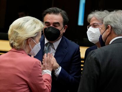 Ursula von der Leyen intercambia impresiones con los comisarios Johannes Hahn, Paolo Gentiloni y Margaritis Schinas durante la polémica reunión del pasado miércoles del Colegio de comisarios en Bruselas.