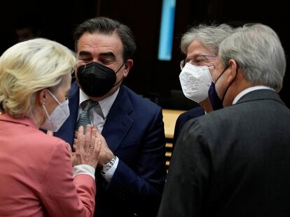 La presidenta de la Comisión Europea, Ursula von der Leyen, conversa con el vicepresidente Margaritis Schinas (izquierda), el comisario de Economía, Paolo Gentiloni, y el responsable de presupuestos, Johannes Hahn (de espaldas).