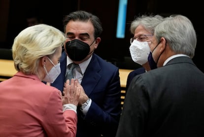 Ursula von der Leyen intercambia impresiones con los comisarios Johannes Hahn, Paolo Gentiloni y Margaritis Schinas durante la polémica reunión del pasado miércoles del Colegio de comisarios en Bruselas.