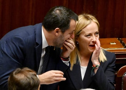 Giorgia Meloni conversa con Matteo Salvini, este martes en el Parlamento.