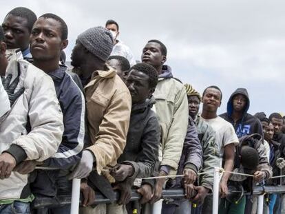 Inmigrantes desembarcan este domingo en Lampedusa.