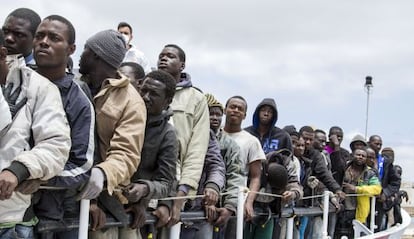 Inmigrantes desembarcan este domingo en Lampedusa.