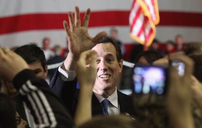 Rick Santorum, candidato republicano en las primarias, saluda a sus seguidores en un instituto de Steubenville, Ohio, tras darse a conocer los resultados del 'Super Martes'