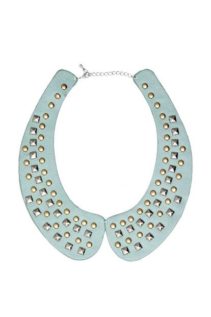 Si quieres aprovechar los últimos días del verano, hazte con este cuello en verde mint con tachuelas. Es de Blanco y cuesta 12,99 euros.