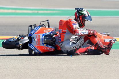 El piloto español Jorge Lorenzo cae en la carrera de MotoGP del Gran Premio de Aragón celebrado en el circuito de Alcañiz (Teruel).