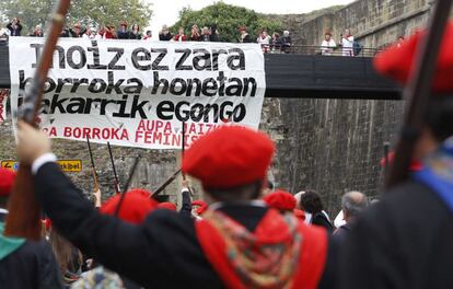 Pancarta desplegada al paso de la compañia Jaizkibel  con el mensaje de 
"nunca estaras solo en esta lucha" Aupa Jaizkibel.
