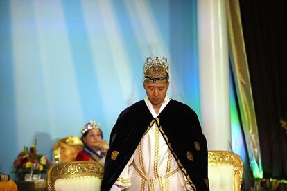 El reverendo Hyung Jin Nin, pastor de la Iglesia durante la ceremonia, sostiene que Dios dio el derecho a los hombres a ir armados.