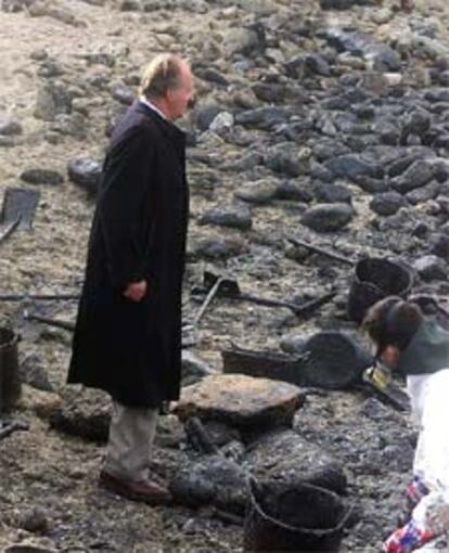 El Rey Juan Carlos, ayer, en la playa de O Coído, una de las más contaminadas del municipio de Muxía.