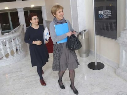 De izquierda a derecha, la directora de Donostia Kultura, Amaia Almirall, y la responsable de Cultura del Ayuntamiento de San Sebastián, Nerea Txapartegi.