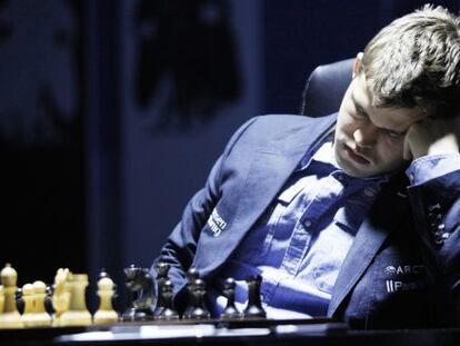 Carlsen, el martes, en la partida contra Anand.