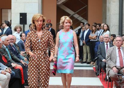 La expresidenta de la Comunidad de Madrid, Esperanza Aguirre, a su llegada este lunes a la Real Casa de Correos de Madrid.