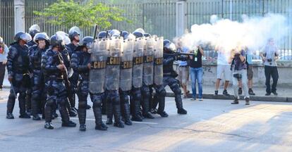 La policía se enfrenta a los manifestantes alrededor del estadio.